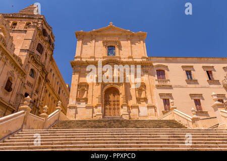 San Francesco est l'une des nombreuses nouvelles églises construites après la ville de Noto a été pratiquement détruit par le tremblement de terre de 1693. De style baroque Banque D'Images