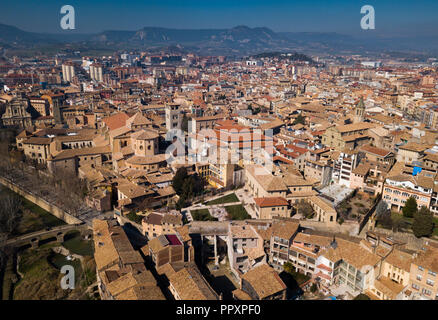 Vue panoramique du quartier historique de Vic avec vue sur les montagnes, Catalogne, Espagne Banque D'Images