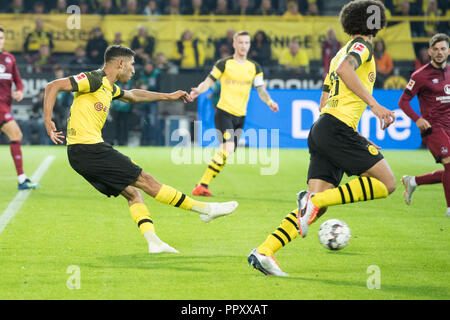 Dortmund, Allemagne. 26 Sep, 2018. Achraf HAKIMI (gauche, gauche) tire l'objectif à 3 : 0 du Borussia Dortmund, action, football 1ère Bundesliga, 5ème journée, Borussia Dortmund (NE) - FC Nuremberg (N) 7 : 0, le 26/09/2018 à Dortmund/Allemagne. ¬ | Conditions de crédit dans le monde entier : dpa/Alamy Live News Banque D'Images