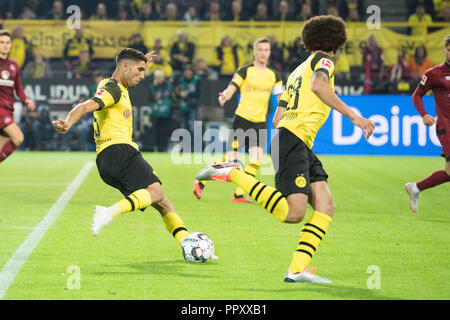 Dortmund, Allemagne. 26 Sep, 2018. Achraf HAKIMI (gauche, gauche) tire l'objectif à 3 : 0 du Borussia Dortmund, action, football 1ère Bundesliga, 5ème journée, Borussia Dortmund (NE) - FC Nuremberg (N) 7 : 0, le 26/09/2018 à Dortmund/Allemagne. ¬ | Conditions de crédit dans le monde entier : dpa/Alamy Live News Banque D'Images