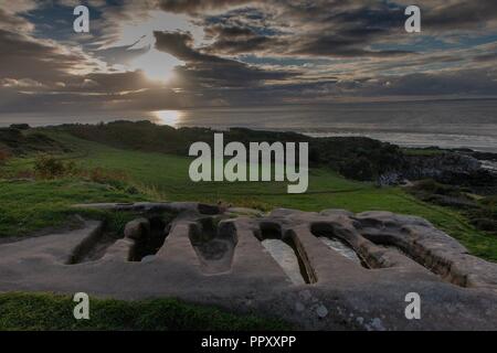 Heysham, Lancashire, 27 septembre 2018 des castrats Heysham St Patrick's Chapel ont pour réputation d'avoir tenu les os de saint Patrick lui-même et où rendu célèbre sur la Black Sabbath LP cache sous un ciel nuageux à sunset Crédit : photographier Nord/Alamy Live News Banque D'Images