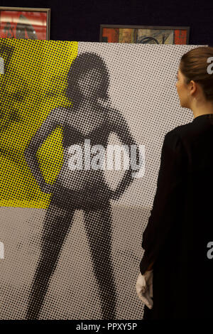 London,UK,28 Septembre 2018,le photocall pour la Vente Bonhams l'Afrique est maintenant important et une exposition de l'art moderne et contemporain congolais a eu lieu à Londres. Sur l'écran : VINCENT MICHEA (Français, né en 1963)Untitled No.264, 2013 estimé à 5 000 € - 8 000. Credit : Keith Larby/Alamy Live News Banque D'Images