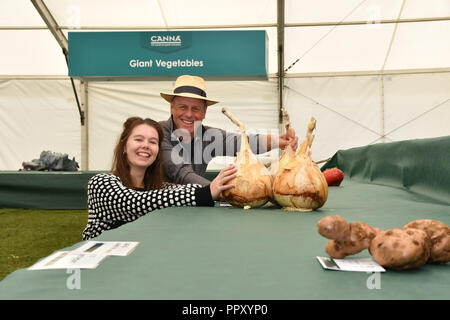 Le Malvern trois comtés Showground, Worcestershire, Royaume-Uni, 28 septembre 2018. Le Malvern Autumn Show accueille chaque année le championnat national de légumes géants. Vu ici Maddie Thomas de Cornwall, avec Joe Swift de BBC World jardiniers. Crédit : Simon Maycock/Alamy Live News Banque D'Images