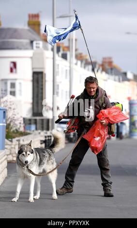 Wayne Dixon, 47, à mi-chemin de son voyage jusqu'à ramasser les déchets sur toute la côte de la Grande-Bretagne. Actuellement à Weymouth et collecte de l'argent pour les organismes de bienfaisance l'esprit et la société inuites du Nord. Il termine son défi avec son chien Koda, un Inuit du Nord, et dit qu'il est "accomplir le rêve de toute une vie par la marche de la côte de la Grande-Bretagne." "Je suis ramasser les déchets à travers toute la côte d'Angleterre. Je ramasser chaque morceau de litière. Finnbarr Crédit : Webster/Alamy Live News Banque D'Images