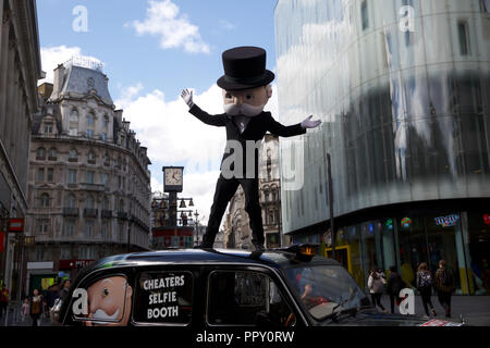 Londres,28 Septembre 2018,célèbre jeu Monopoly édition Cheaters lancé à Leicester Square à Londres. Les gens habillés comme les pièces de jeu sont la publicité du jeu. Credit : Keith Larby/Alamy Live News Banque D'Images