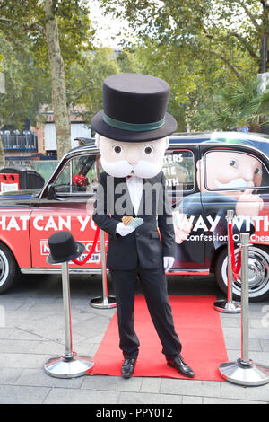 Londres,28 Septembre 2018,célèbre jeu Monopoly édition Cheaters lancé à Leicester Square à Londres. Les gens habillés comme les pièces de jeu sont la publicité du jeu. Credit : Keith Larby/Alamy Live News Banque D'Images