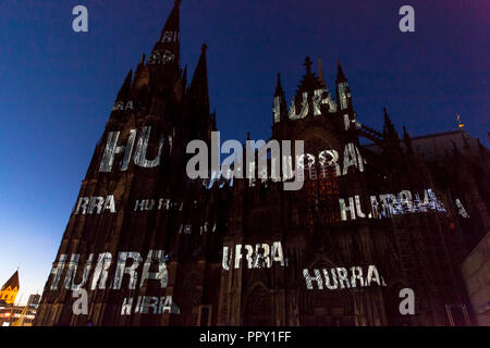 Cologne, Allemagne, le 27 septembre. 2018. soir l'illumination de la cathédrale au cours de la cathédrale 2018 pèlerinage. Ceci est un rappel de la fin de la Première Guerre mondiale, il y a 100 ans. Déménagement projections lumineuses par les artistes Detlef Hartung et Georg Trenz sur la façade sud de dire la futilité de la guerre. Banque D'Images