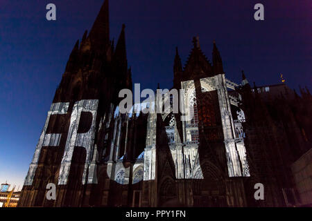 Cologne, Allemagne, le 27 septembre. 2018. soir l'illumination de la cathédrale au cours de la cathédrale 2018 pèlerinage. Ceci est un rappel de la fin de la Première Guerre mondiale, il y a 100 ans. Déménagement projections lumineuses par les artistes Detlef Hartung et Georg Trenz sur la façade sud de dire la futilité de la guerre. Banque D'Images