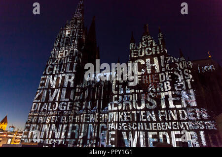 Cologne, Allemagne, le 27 septembre. 2018. soir l'illumination de la cathédrale au cours de la cathédrale 2018 pèlerinage. Ceci est un rappel de la fin de la Première Guerre mondiale, il y a 100 ans. Déménagement projections lumineuses par les artistes Detlef Hartung et Georg Trenz sur la façade sud de dire la futilité de la guerre. Banque D'Images