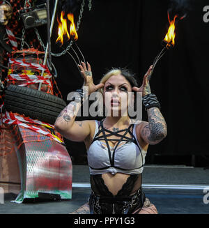 London UK 28 Septembre 2018 Le carburant pour l'ajout d'un spectacle pétillant pour garder la foule amusé à la 14e Convention de Tatouage de Londres s'est tenue à Londres, le tabac des quais. Quezada-Neiman@Paul/Alamy live News Banque D'Images