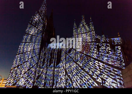 Cologne, Allemagne, le 27 septembre. 2018. soir l'illumination de la cathédrale au cours de la cathédrale 2018 pèlerinage. Ceci est un rappel de la fin de la Première Guerre mondiale, il y a 100 ans. Déménagement projections lumineuses par les artistes Detlef Hartung et Georg Trenz sur la façade sud de dire la futilité de la guerre. Banque D'Images