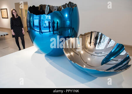 Londres, Royaume-Uni. 28 Sep 2018. Jeff Koons, oeufs fêlés (bleu) (1994-2006, Estimation : € 10,000,000-15,000 000) Partie d'après-guerre et contemporain Art Evening Auction, 4 octobre 2018 - semaine frise faits saillants mise aux enchères chez Christie's, rue King. Crédit : Guy Bell/Alamy Live News Banque D'Images