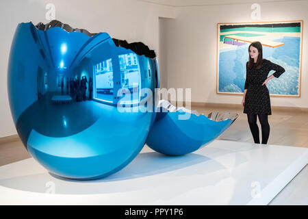 Londres, Royaume-Uni. 28 Sep 2018. Jeff Koons, oeufs fêlés (bleu) (1994-2006, Estimation : € 10,000,000-15,000 000) Partie d'après-guerre et contemporain Art Evening Auction, 4 octobre 2018 - semaine frise faits saillants mise aux enchères chez Christie's, rue King. Crédit : Guy Bell/Alamy Live News Banque D'Images