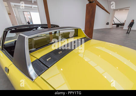 Londres, Royaume-Uni. 28 Sep 2018. Porsche avec météorite (2013), une exposition de deux grandes œuvres de Chris Burden à la Gagosian Gallery. Une voiture de sport Porsche 914 est suspendu en équilibre avec une météorite. La Porsche, à 993,4 kilogrammes (2 190 livres), pèse sur l'extrémité courte de la poutre, et la météorite, à 176,9 kg (390 lb), il fait contrepoids sur la longue fin. crédit : Guy Bell/Alamy Live News Banque D'Images