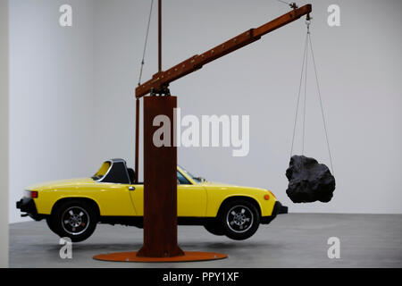 Londres, Royaume-Uni. 28 Sep 2018. Les œuvres de l'artiste Chris Burden 'Porsche' météorite partie de la «' exposition à la Gagosian Gallery de Londres, le vendredi 28 septembre, 2018. Un 1974 Porsche 914 restaurée pesant 993,4 kg (2 190 llbs) est en équilibre avec un l176.9 kg (390 lbs) Fer Nickel meterorite. L'exposition est présentée au 26 janvier. Photographie : © Luke MacGregor Crédit : Luke MacGregor/Alamy Live News Banque D'Images