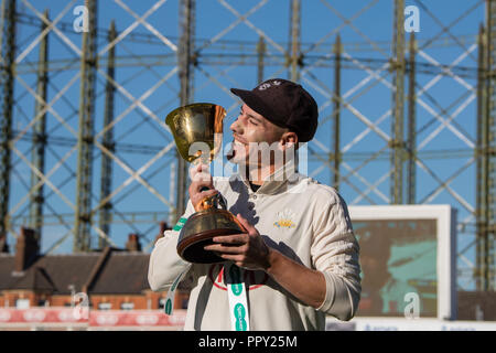 Londres, Royaume-Uni. 27 septembre 2018. Le capitaine Surrey Rory Burns se prépare à baiser la tasse comme Surrey County Cricket Club sont couronnés champions Specsavers County dans la présentation à l'Ovale. David Rowe/Alamy Live News. Banque D'Images