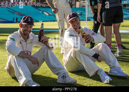 Londres, Royaume-Uni. 27 septembre 2018. Cheers ! Mark Stoneman et Scott Borthwick ont une beers sur le terrain comme Surrey County Cricket Club sont couronnés champions Specsavers County dans la présentation à l'Ovale. David Rowe/Alamy Live News. Banque D'Images