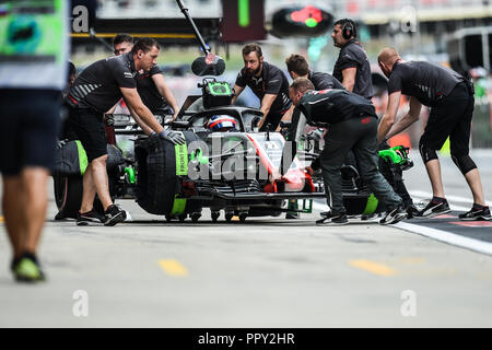 Sochi, Russie. 28 Sep, 2018. Romain Grosjean de Haas F1 Team est pris dans la fosse-stop lors de la 2e session de pratique de Formule 1 au Grand Prix de VTB à Sotchi, Russie, le 28 septembre 2018. Credit : Evgeny Sinitsyn/Xinhua/Alamy Live News Banque D'Images