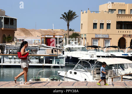 D'Hurghada. 29Th Sep 2018. Photo prise le 23 septembre 2018 montre la vue d'El Gouna, Hurghada, Egypte. Restaurants, cafés et boutiques hôtels en Mer Rouge, en Égypte ville-station d'El Gouna s'activait auprès des touristes et des invités, comme le deuxième Festival du Film d'El Gouna (GFF) a débuté le 20 septembre. Pour ALLER AVEC : Égypte, El Gouna Film Festival renoue avec le tourisme dans la célèbre station balnéaire de la Mer Rouge : Crédit Ahmed Gomaa/Xinhua/Alamy Live News Banque D'Images