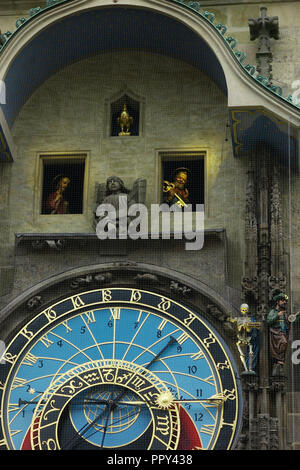 29 septembre 2018, Prague, République tchèque : Prague's célèbre horloge astronomique en état de fonctionnement après neuf mois de travaux de restauration, à 18 heures à l'ancien Hôtel de Ville Tour. Pour la plupart des visiteurs de la capitale tchèque, l'horloge appelé 'orloj' en tchèque est un must. Photo : Michael Heitmann/dpa Banque D'Images