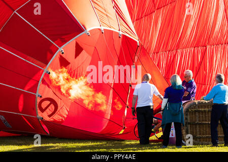 York, Angleterre, 28 septembre 2018, les montgolfières décoller de l hippodrome Knavesmire le premier jour de la fête des Ballons. Crédit : John Potter/Alamy Live News Banque D'Images