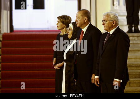 Berlin, Allemagne, 28 septembre 2018. Elke Buedenbender Emine Erdogan, l'épouse du Président turc, Recep Tayyip Erdogan, le Président allemand Frank-Walter Steinmeier assister à visiter Président turc, Recep Tayyip Erdogan, à Berlin, le château de Bellevue Crédit : Holger beaucoup/Alamy Live News Banque D'Images