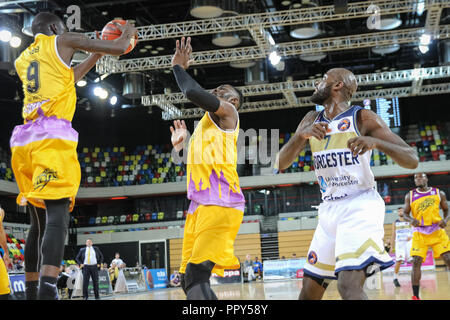 Boîte de cuivre Arena, Londres, 28 nov 2018. Les tensions exacerbées dans la British Basketball League (BBL) match entre l'équipe d'accueil Lions Londres et opposants Worcester Wolves at la boîte de cuivre dans l'Arène Olympique Queen Elizabeth Park, Londres. Credit : Imageplotter News et Sports/Alamy Live News Banque D'Images