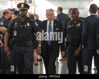 États-unis le sénateur Chuck Grassley (républicain de l'Iowa), promenades dans le couloir entouré par US Capitol Police lors d'une pause dans le témoignage du Dr Christine Blasey Ford avant que le comité du Sénat américain sur la magistrature sur la nomination du juge Brett Kavanaugh pour être juge de la Cour suprême des États-Unis pour remplacer l'ancien juge Anthony Kennedy sur la colline du Capitole à Washington, DC le jeudi 27 septembre, 2018. Credit : Ron Sachs/CNP (restriction : NO New York ou le New Jersey Journaux ou journaux dans un rayon de 75 km de la ville de New York) dans le monde entier d'utilisation | Banque D'Images