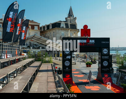 Cascais, Portugal - 28 septembre 2018 : ligne d'arrivée en face de la plage Praia do Ribeiro mis en place pour l'Ironman de Cascais qui aura lieu le 31 septembre 2200, 2018, où les participants vont nager, faire du vélo et course à l'un des plus beaux parcours de course jamais conçu pour un triathlon Crédit : Alexandre Rotenberg/Alamy Live News Banque D'Images