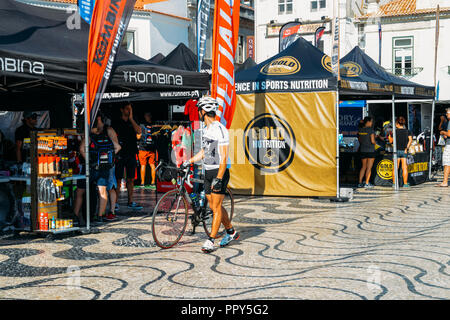 Cascais, Portugal - 28 septembre 2018 : Organisateurs ont mis en place des tentes à la place principale de Cascais en avant de l'Ironman à Cascais se tiendra le 31 septembre 2200, 2018, où les participants vont nager, faire du vélo et course à l'un des plus beaux parcours de course jamais conçu pour un triathlon Crédit : Alexandre Rotenberg/Alamy Live News Banque D'Images