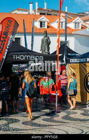 Cascais, Portugal - 28 septembre 2018 : Organisateurs ont mis en place des tentes à la place principale de Cascais en avant de l'Ironman à Cascais se tiendra le 31 septembre 2200, 2018, où les participants vont nager, faire du vélo et course à l'un des plus beaux parcours de course jamais conçu pour un triathlon Crédit : Alexandre Rotenberg/Alamy Live News Banque D'Images