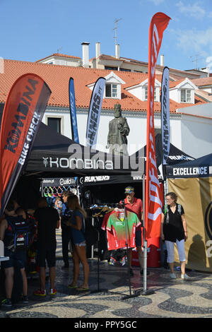 Cascais, Portugal - 28 septembre 2018 : Organisateurs ont mis en place des tentes à la place principale de Cascais en avant de l'Ironman à Cascais se tiendra le 31 septembre 2200, 2018, où les participants vont nager, faire du vélo et course à l'un des plus beaux parcours de course jamais conçu pour un triathlon Crédit : Alexandre Rotenberg/Alamy Live News Banque D'Images