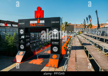 Cascais, Portugal - 28 septembre 2018 : ligne d'arrivée en face de la plage Praia do Ribeiro mis en place pour l'Ironman de Cascais qui aura lieu le 31 septembre 2200, 2018, où les participants vont nager, faire du vélo et course à l'un des plus beaux parcours de course jamais conçu pour un triathlon Crédit : Alexandre Rotenberg/Alamy Live News Banque D'Images