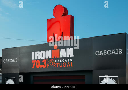 Cascais, Portugal - 28 septembre 2018 : ligne d'arrivée en face de la plage Praia do Ribeiro mis en place pour l'Ironman de Cascais qui aura lieu le 31 septembre 2200, 2018, où les participants vont nager, faire du vélo et course à l'un des plus beaux parcours de course jamais conçu pour un triathlon Crédit : Alexandre Rotenberg/Alamy Live News Banque D'Images