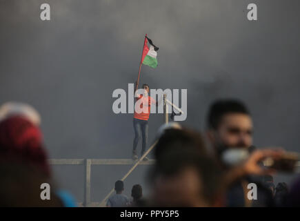 La bande de Gaza, territoire palestinien, à Gaza. 28 Sep, 2018. Un manifestant palestinien flag crier comme ils se présentent à la frontière Israel-Gaza pendant les affrontements.7 Palestiniens, dont un jeune de 14 ans tué par des tirs israéliens lors d'un nouveau choc à la frontière de Gaza, le ministère de la santé du Hamas dans la bande de contrôle. Credit : Nidal Alwaheidi SOPA/Images/ZUMA/Alamy Fil Live News Banque D'Images