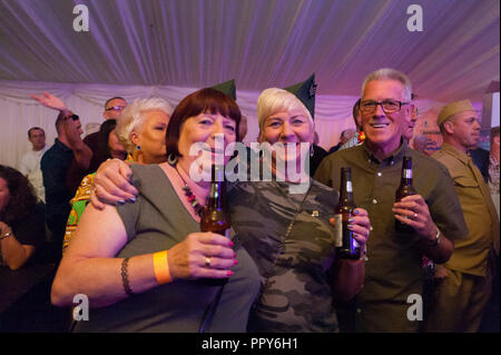 Porthcawl, Mid Glamorgan, Pays de Galles, Royaume-Uni. 28 Septembre, 2018. Elvis se déguisent en 'GI Blues' tenues le premier jour du Festival Elvis Porthcawl 2018 Démarrage des dizaines de milliers de fans d'Elvis Presley descendre sur la petite ville balnéaire de Porthcawl gallois dans le sud du Pays de Galles pour une grande fête de trois jours du roi et à écouter Elvis Tribute artistes au plus grand festival du genre au monde. © Graham M. Lawrence/Alamy Live News. Banque D'Images
