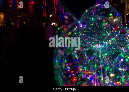 Lodz, Pologne. 28 septembre 2018. Déplacer la lumière Festival - le premier jour est une belle fête des lumières en Pologne. LMF allume avec éclairage coloré propriétés architecturales de plusieurs dizaines de mois dans le centre-ville. L'organisateur du festival est la fondation Lodz 'Lux Pro Monumentis'. Credit : Slawomir Kowalewski/Alamy Live News Banque D'Images