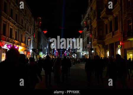 Lodz, Pologne. 28 septembre 2018. Déplacer la lumière Festival - le premier jour est une belle fête des lumières en Pologne. LMF allume avec éclairage coloré propriétés architecturales de plusieurs dizaines de mois dans le centre-ville. L'organisateur du festival est la fondation Lodz 'Lux Pro Monumentis'. Credit : Slawomir Kowalewski/Alamy Live News Banque D'Images