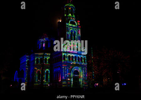 Lodz, Pologne. 28 septembre 2018. Déplacer la lumière Festival - le premier jour est une belle fête des lumières en Pologne. LMF allume avec éclairage coloré propriétés architecturales de plusieurs dizaines de mois dans le centre-ville. L'organisateur du festival est la fondation Lodz 'Lux Pro Monumentis'. Credit : Slawomir Kowalewski/Alamy Live News Banque D'Images