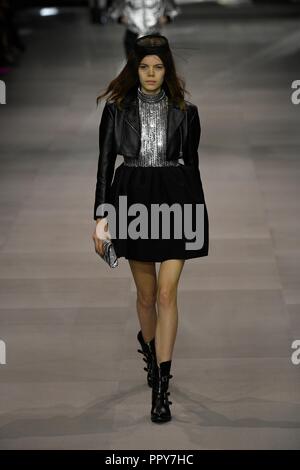 Paris. 28 Sep, 2018. Un modèle présente une création de Céline durant la saison printemps/été 2019 collection de femmes à Paris, le 28 septembre 2018. Credit : Piero Biasion/Xinhua/Alamy Live News Banque D'Images