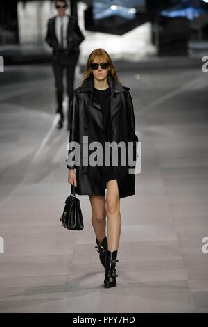Paris. 28 Sep, 2018. Un modèle présente une création de Céline durant la saison printemps/été 2019 collection de femmes à Paris, le 28 septembre 2018. Credit : Piero Biasion/Xinhua/Alamy Live News Banque D'Images