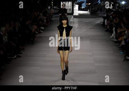 Paris. 28 Sep, 2018. Un modèle présente une création de Céline durant la saison printemps/été 2019 collection de femmes à Paris, le 28 septembre 2018. Credit : Piero Biasion/Xinhua/Alamy Live News Banque D'Images