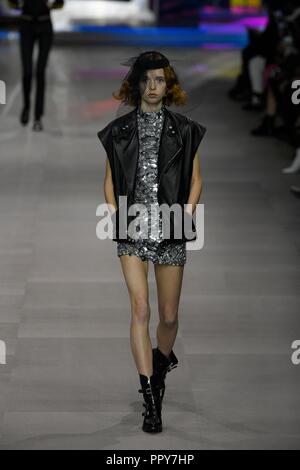 Paris. 28 Sep, 2018. Un modèle présente une création de Céline durant la saison printemps/été 2019 collection de femmes à Paris, le 28 septembre 2018. Credit : Piero Biasion/Xinhua/Alamy Live News Banque D'Images