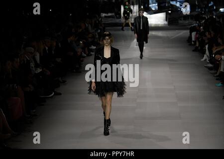 Paris. 28 Sep, 2018. Un modèle présente une création de Céline durant la saison printemps/été 2019 collection de femmes à Paris, le 28 septembre 2018. Credit : Piero Biasion/Xinhua/Alamy Live News Banque D'Images