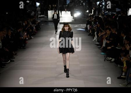 Paris. 28 Sep, 2018. Un modèle présente une création de Céline durant la saison printemps/été 2019 collection de femmes à Paris, le 28 septembre 2018. Credit : Piero Biasion/Xinhua/Alamy Live News Banque D'Images