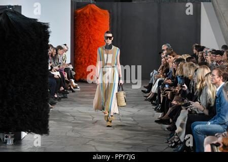 Paris. 28 Sep, 2018. Un modèle présente une création de Loewe pendant le printemps/été 2019 collection de femmes à Paris, le 28 septembre 2018. Credit : Piero Biasion/Xinhua/Alamy Live News Banque D'Images