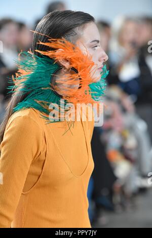 Paris. 28 Sep, 2018. Un modèle présente une création de Loewe pendant le printemps/été 2019 collection de femmes à Paris, le 28 septembre 2018. Credit : Piero Biasion/Xinhua/Alamy Live News Banque D'Images
