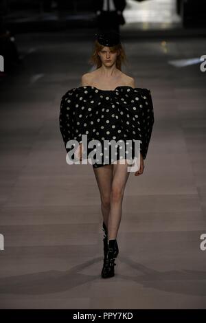 Paris. 28 Sep, 2018. Un modèle présente une création de Céline durant la saison printemps/été 2019 collection de femmes à Paris, le 28 septembre 2018. Credit : Piero Biasion/Xinhua/Alamy Live News Banque D'Images