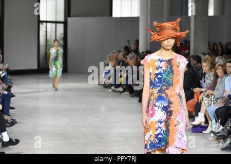 Paris. 28 Sep, 2018. Un modèle présente une création d'Issey Miyake durant la saison printemps/été 2019 collection de femmes à Paris, le 28 septembre 2018. Credit : Piero Biasion/Xinhua/Alamy Live News Banque D'Images