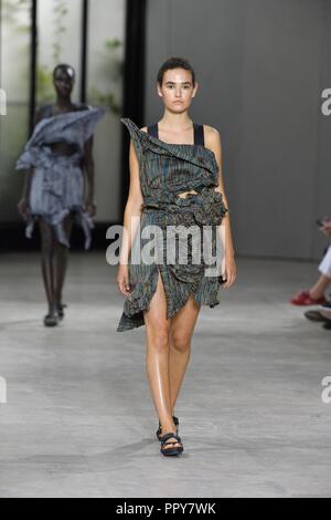 Paris. 28 Sep, 2018. Un modèle présente une création d'Issey Miyake durant la saison printemps/été 2019 collection de femmes à Paris, le 28 septembre 2018. Credit : Piero Biasion/Xinhua/Alamy Live News Banque D'Images